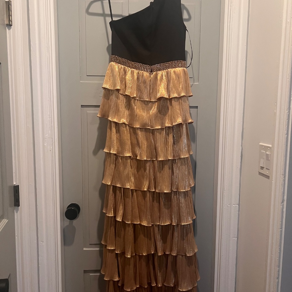 ⭐️🎉Host Pick🎉⭐️Mac Douglas Ieena Mixed-Media Tiered A-Line Gown Size 8 NWOT - Picture 3 of 8